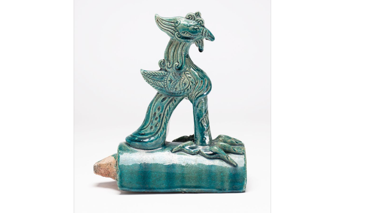 Ein Firstziegel in Form eines Phoenix in türkis-blauer Glasur | Bild:Museum Fünf Kontinente