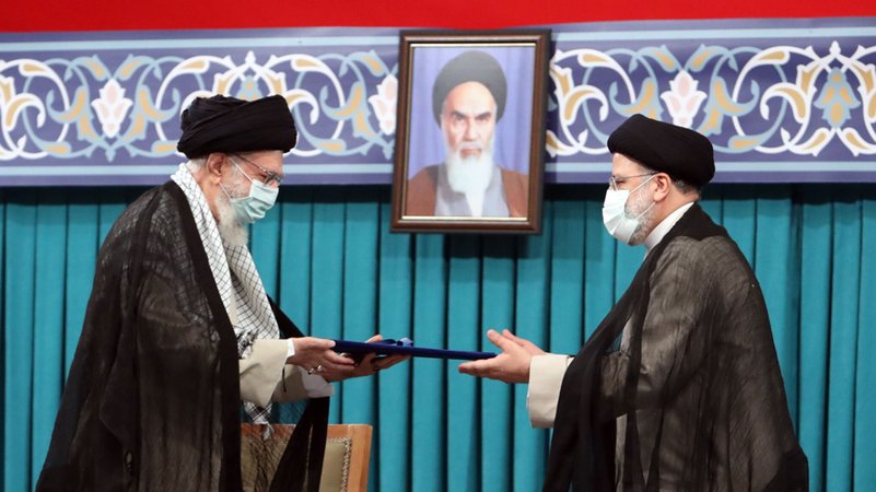 Ajatollah Ali Chamenei (l), Oberster Führer des Iran, überreicht Ebrahim Raisi, Präsident des Iran, während dessen Amtseinführung im Büro des Obersten Führers sein offizielles Siegel. 