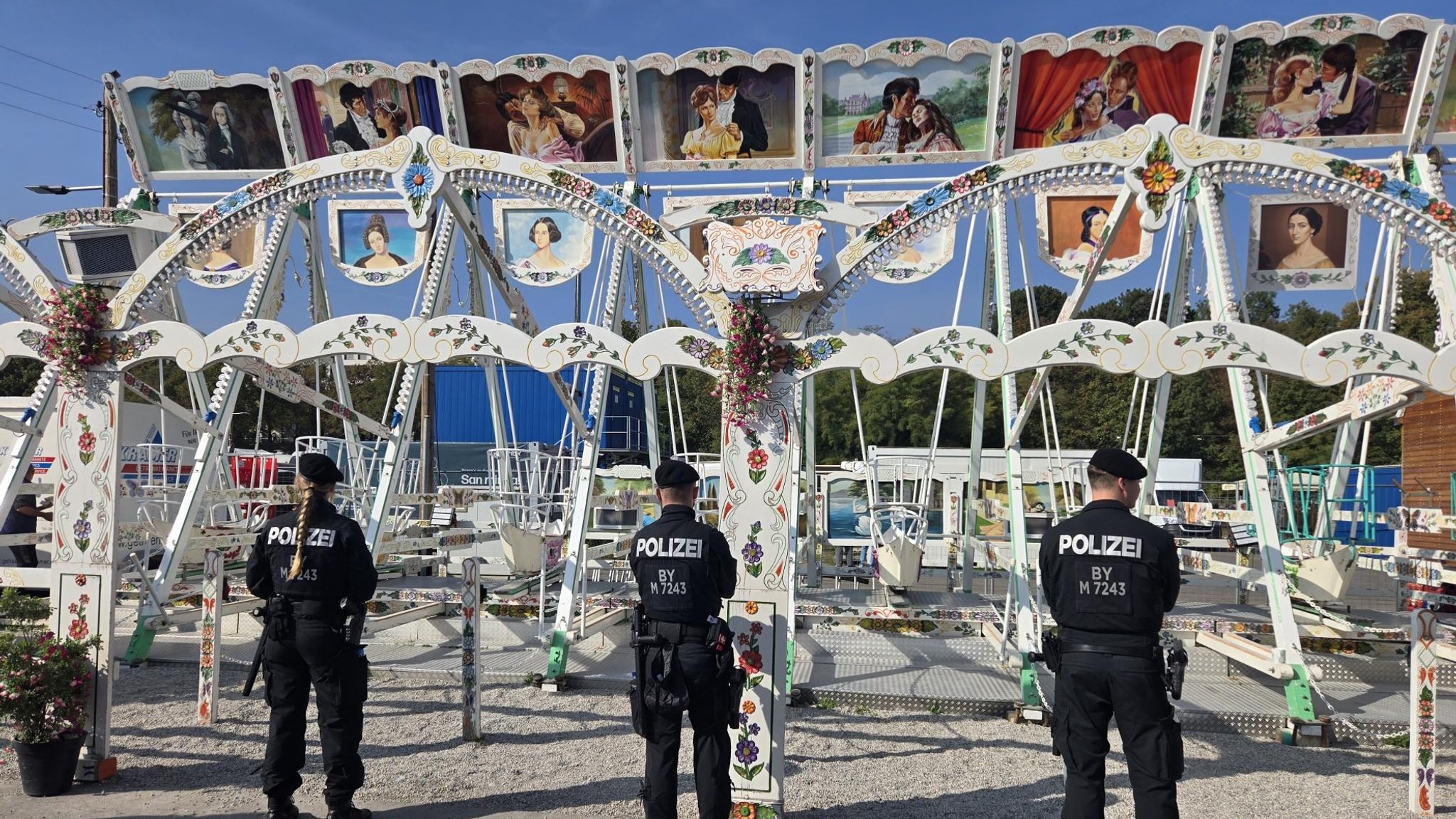 Polizisten vor Schiffsschaukeln | Bild: BR / Birgit Grundner Polizisten vor Schiffsschaukeln