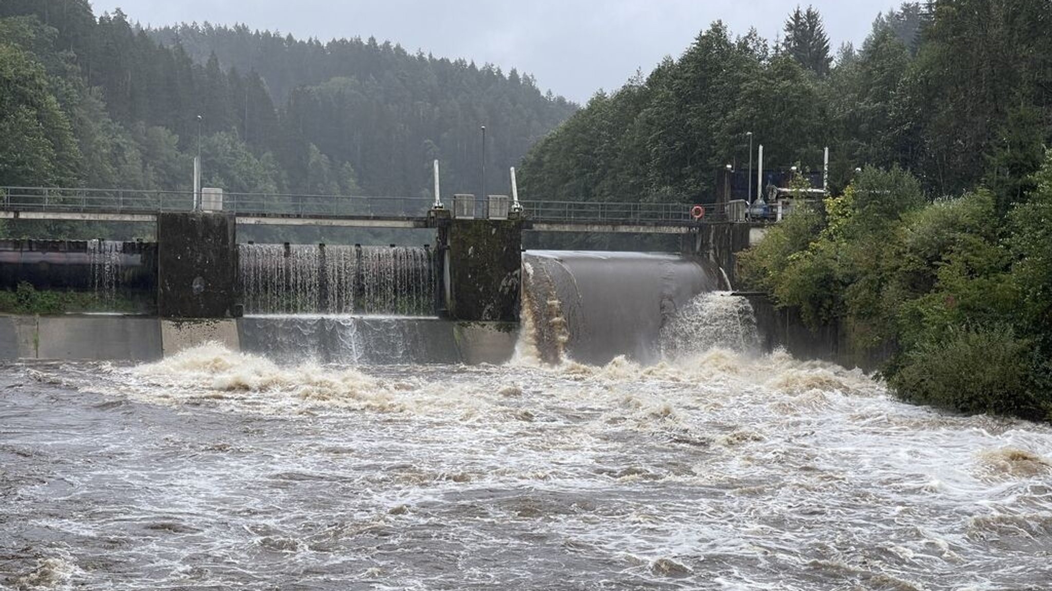 Unwetter in Bayern - Dauerregen und Schneefall im Freistaat