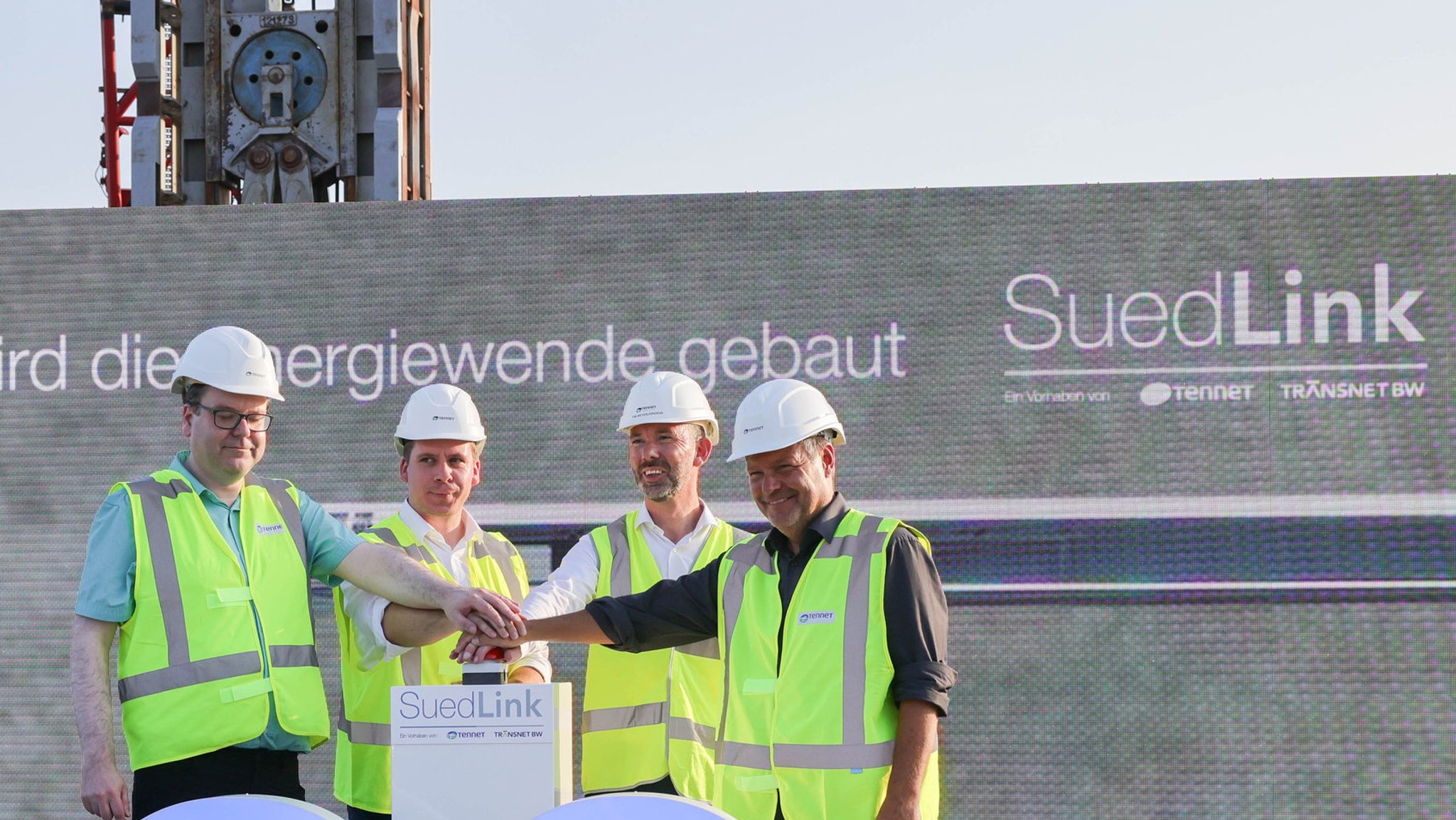 Unter anderem Bundeswirtschaftsminister Robert Habeck (Grüne) war heute beim offiziellen Spatenstich von Suedlink.