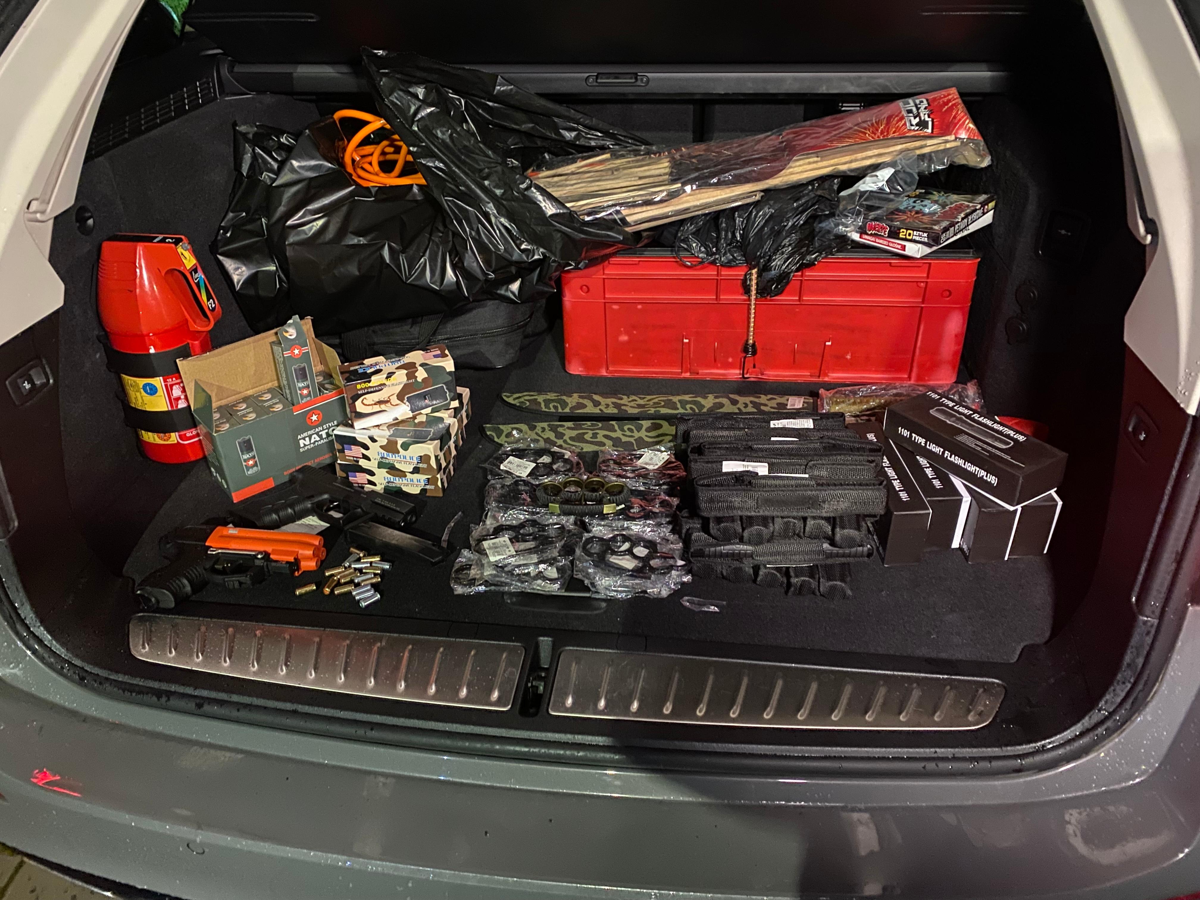 Angeblich alles Weihnachtsgeschenke: Haufenweise in Deutschland verbotene Waffen im Kofferraum. 