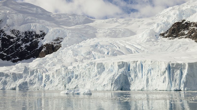 Große Eismassen, die an einer Küste ins Meer ragen. | Bild: BR/Eskwad/Wild Touch/Marc Perrey Große Eismassen, die an einer Küste ins Meer ragen.