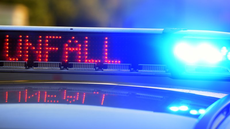 Auf einem Polizeiauto steht in Leuchtschrift "Unfall". | Bild: dpa-Bildfunk/Stefan Puchner Auf einem Polizeiauto steht in Leuchtschrift "Unfall".