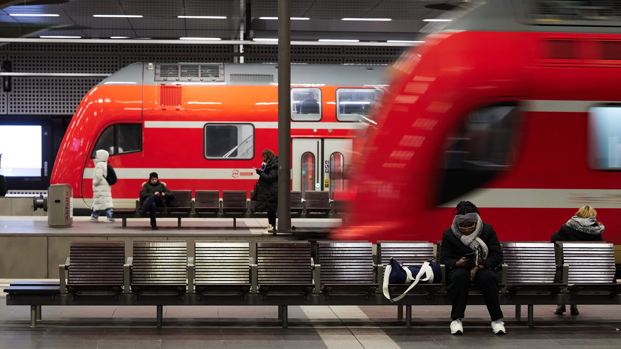 Archivbild: Reisende am Bahnhof