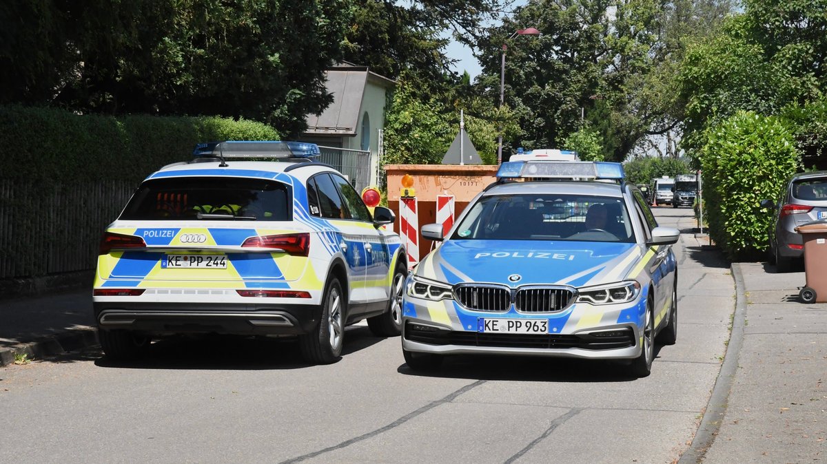 Polizeiautos stehen in der Nähe eines Ufergrundstücks am Bodensee, auf dem eine leblose Frau gefunden wurde.