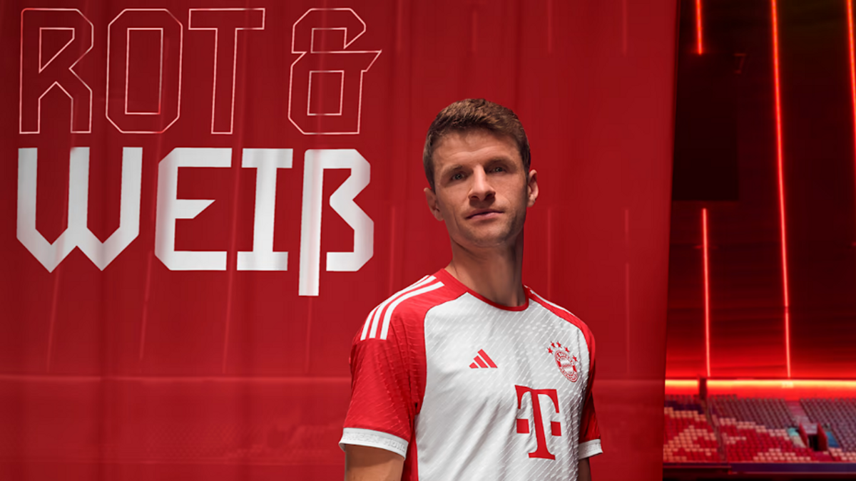 Thomas Müller im neuen Heimtrikot des FC Bayern