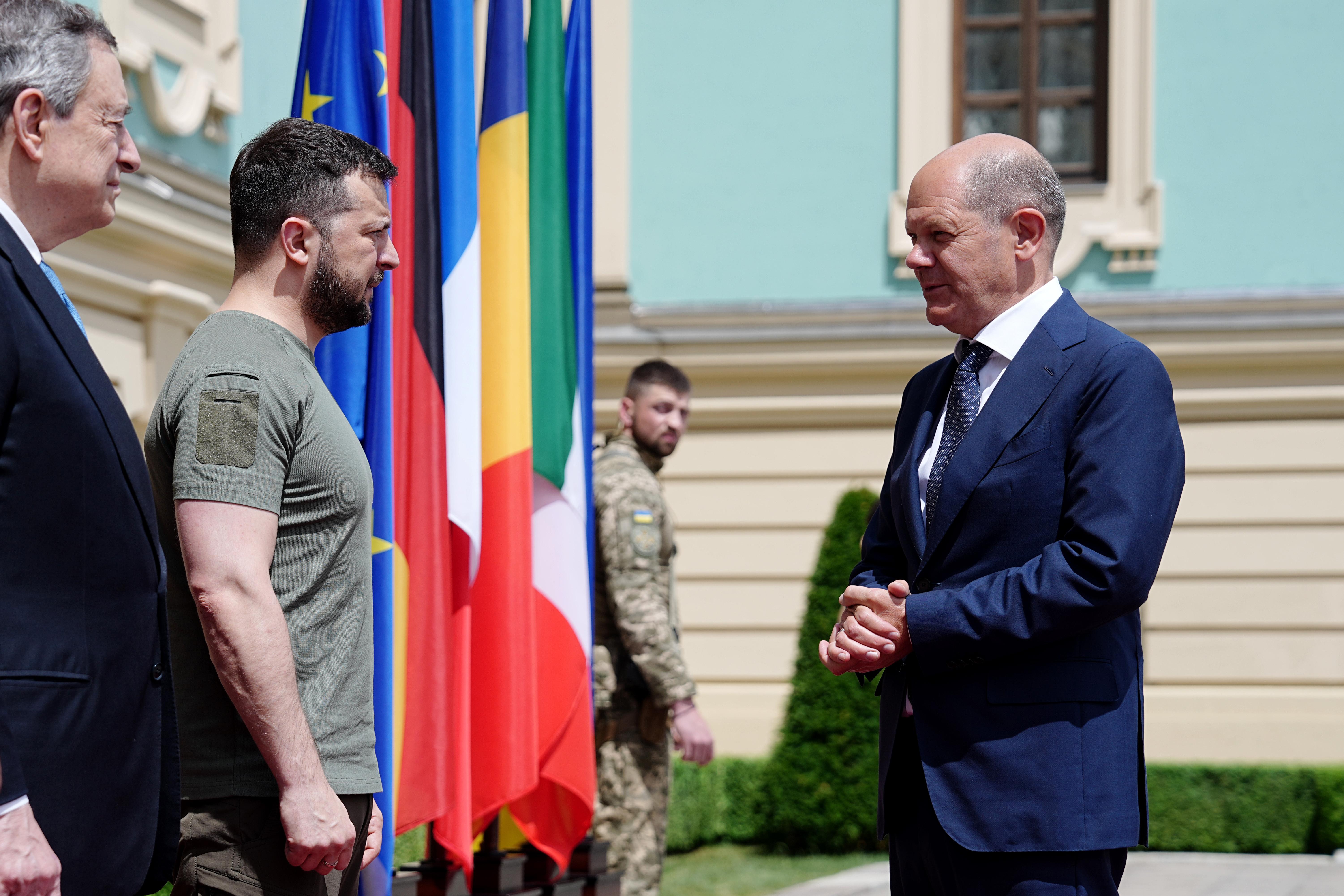 16.06.2022: Der ukrainische Präsident Selenskyj (l.) und Bundeskanzler Scholz (r.) in Kiew.
