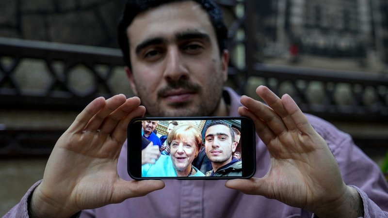 Anas Modamani nahm 2015 als 18-Jähriger ein medial bekanntes Selfie mit Kanzlerin Merkel auf. | Bild: picture alliance / Ebrahim Noroozi Anas Modamani nahm 2015 als 18-Jähriger ein medial bekanntes Selfie mit Kanzlerin Merkel auf.