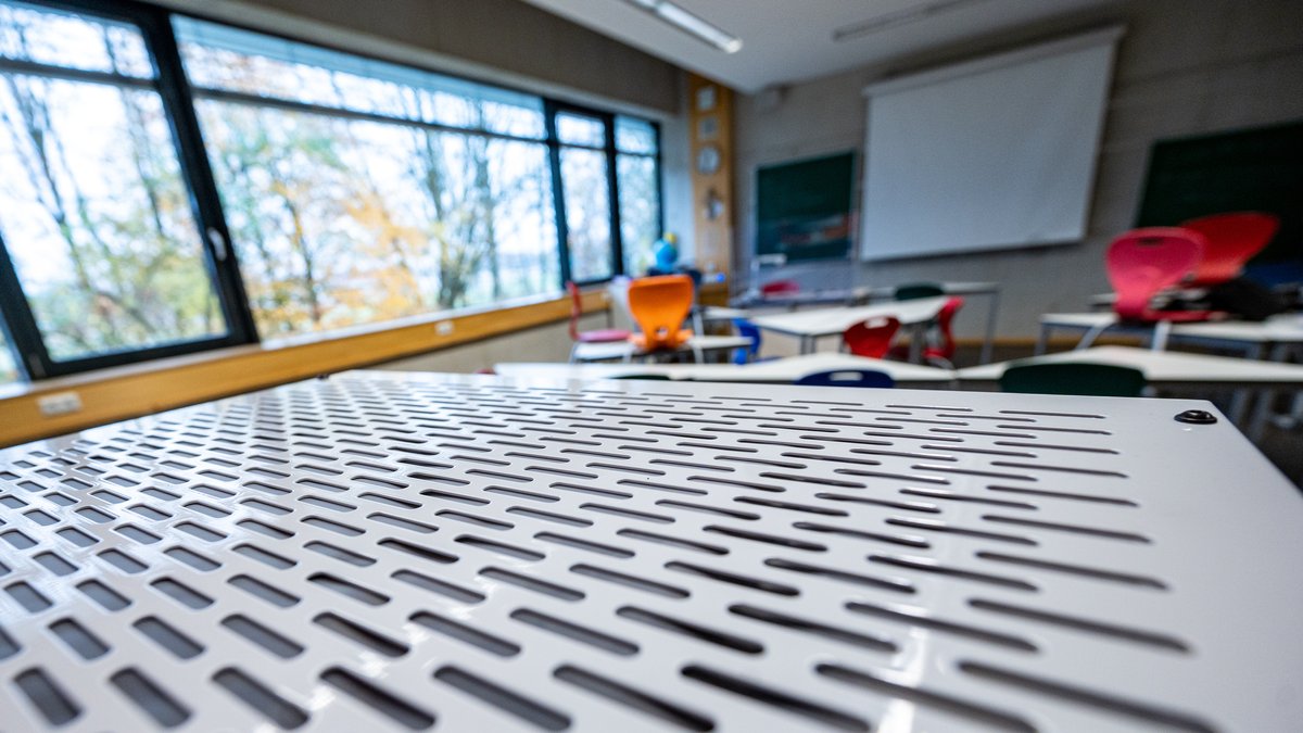 Ein Luftfiltergerät steht in einem Klassenzimmer im Anton-Bruckner-Gymnasiums in Straubing.