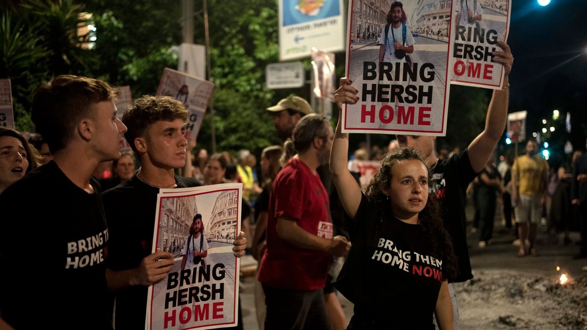 Freunde und Unterstützer einer israelisch-amerikanischen Geisel protestieren vor der Residenz des israelischen Ministerpräsident Netanjahu, um eine Vereinbarung über die sofortige Freilassung aller Geiseln zu fordern. 