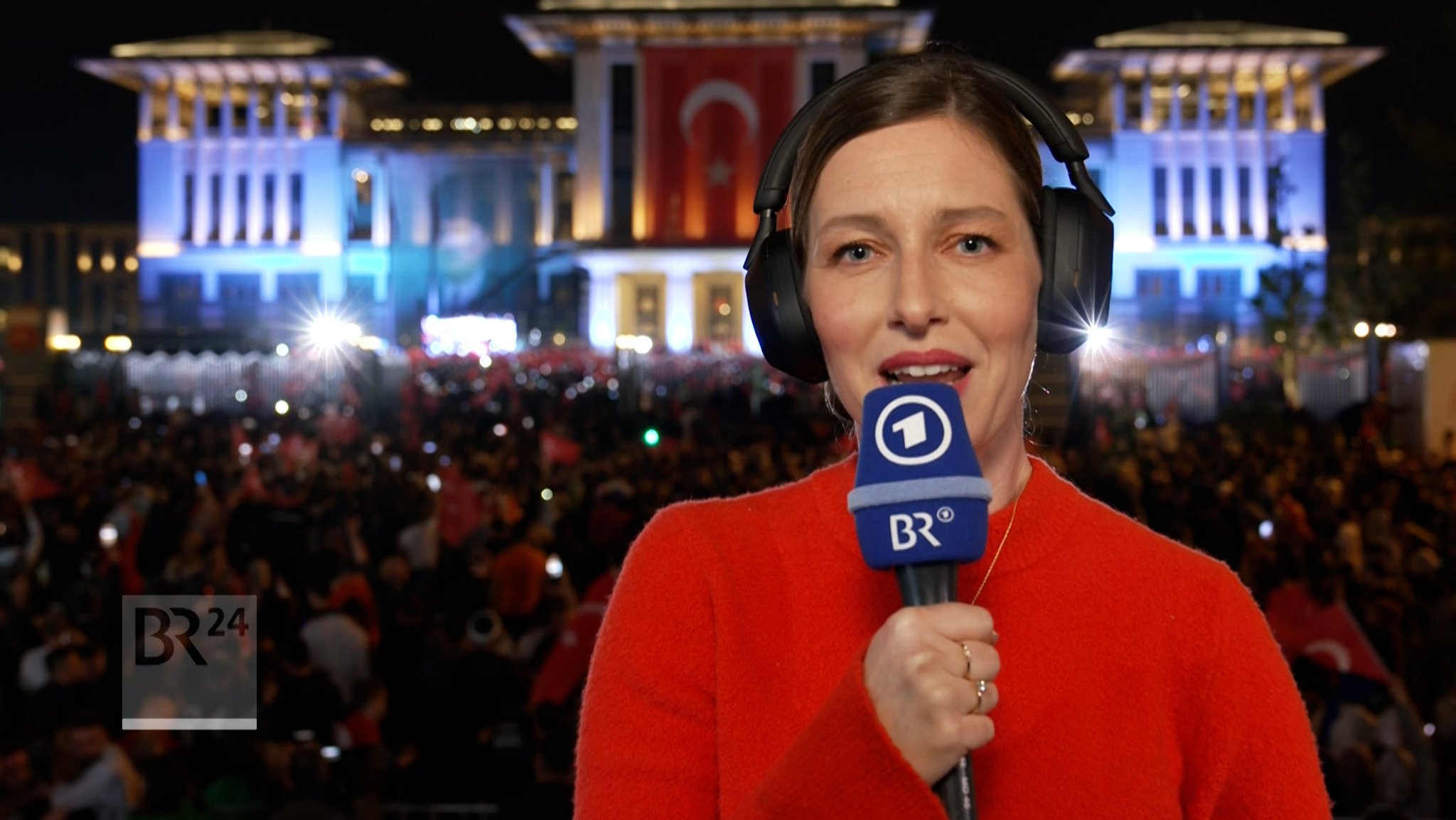 Katharina Willinger in Ankara vor dem Präsidentenpalast