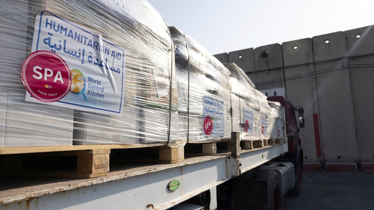 Transporter mit humanitären Hilfsgütern in Rafah