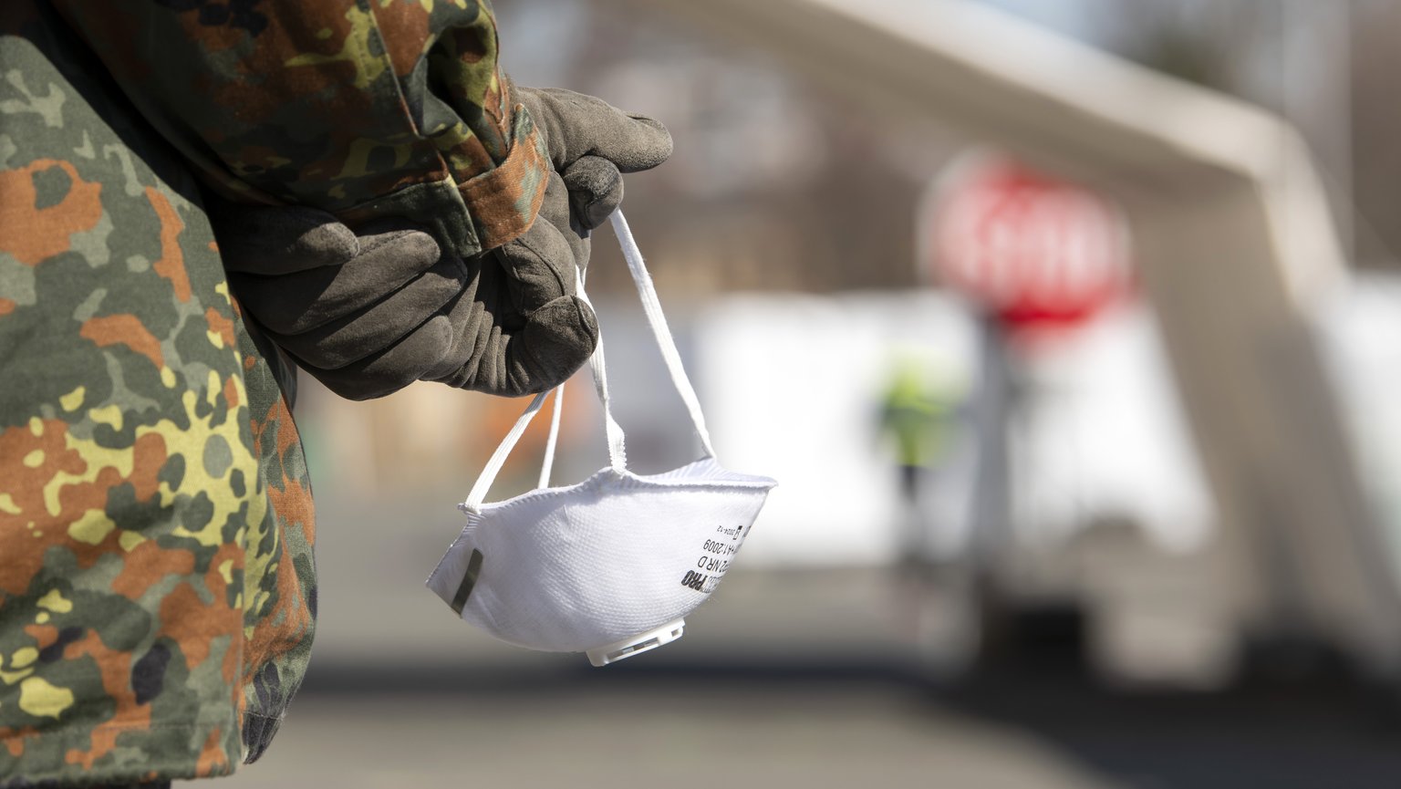 Darf Die Bundeswehr Im Ausland Eingesetzt Werden Wann darf die Bundeswehr im Inneren eingesetzt werden? | BR24