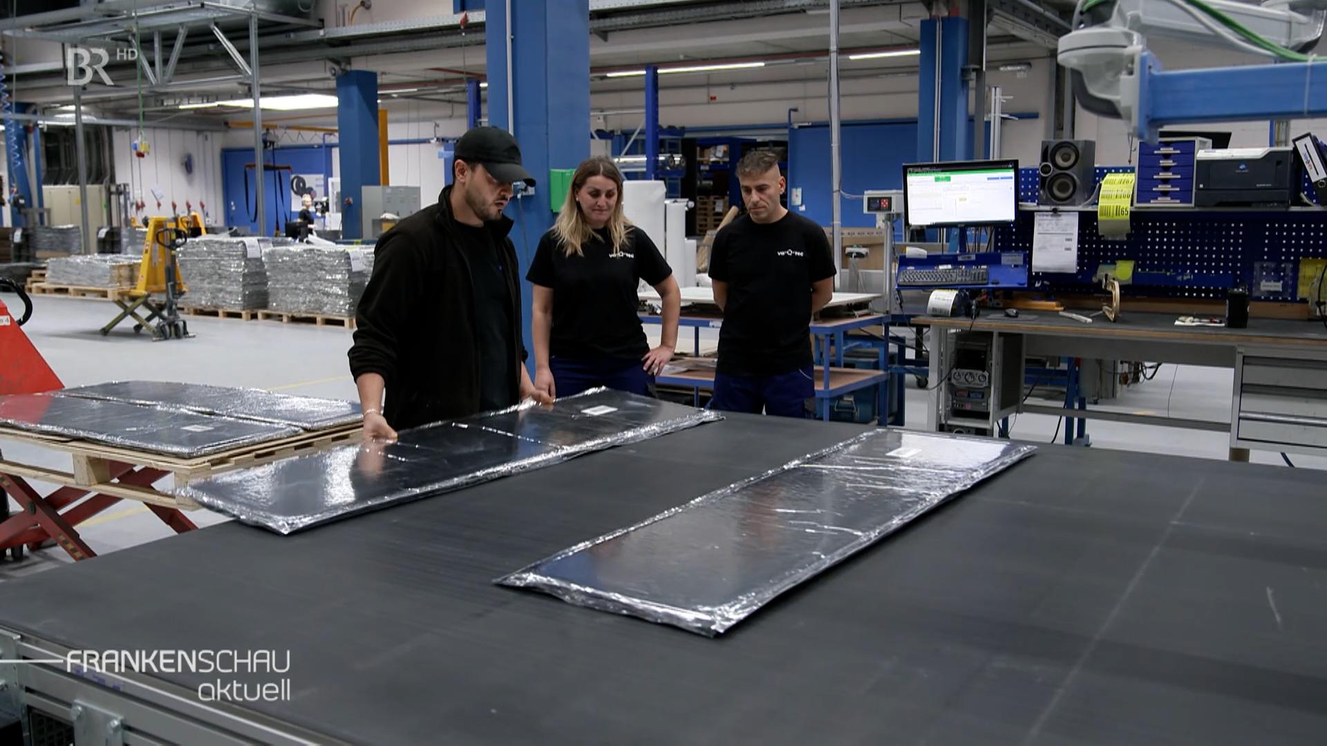 Zwei rumänische Fachkräfte werden eingearbeitet.