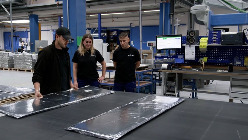 Zwei rumänische Fachkräfte werden eingearbeitet. | Bild: BR Zwei rumänische Fachkräfte werden eingearbeitet.