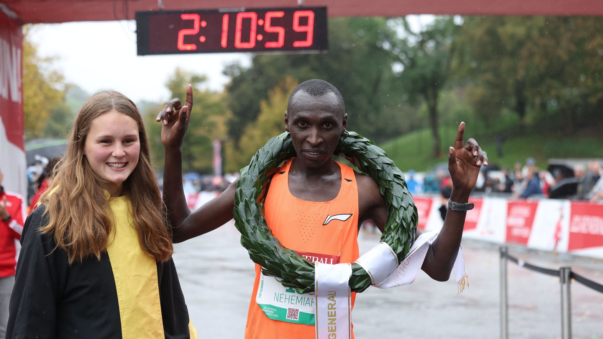 Der Sieger des diesjährigen München Marathons Nehemia Kipyegon mit dem Münchner Kindl 