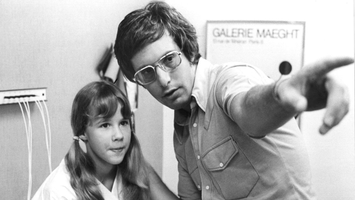 Regisseur William Friedkin gibt der Hauptdarstellerin Linda Blair Regienweisungen während der Dreharbeiten zu dem Film "Der Exorzist" (1973).