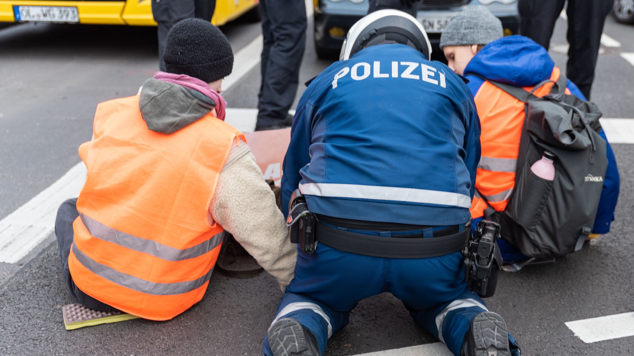 Aktivisten der "Letzten Generation" blockieren eine Straße (Archivbild)