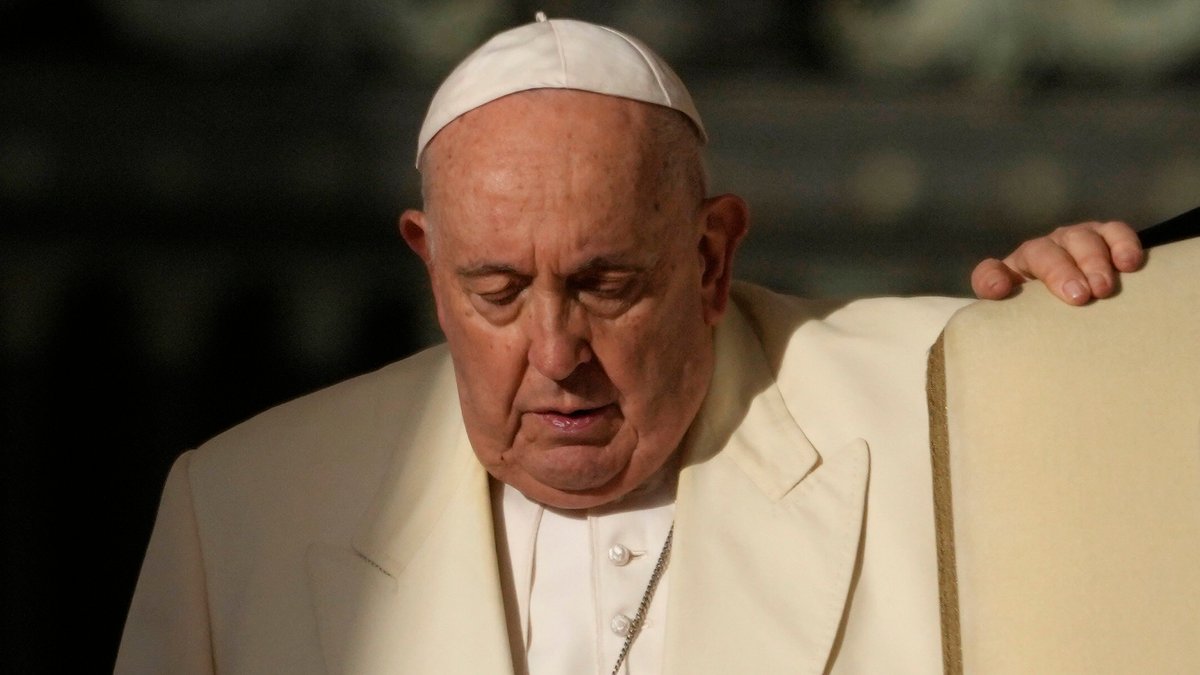 Papst Franziskus kommt zu seiner wöchentlichen Generalaudienz auf dem Petersplatz