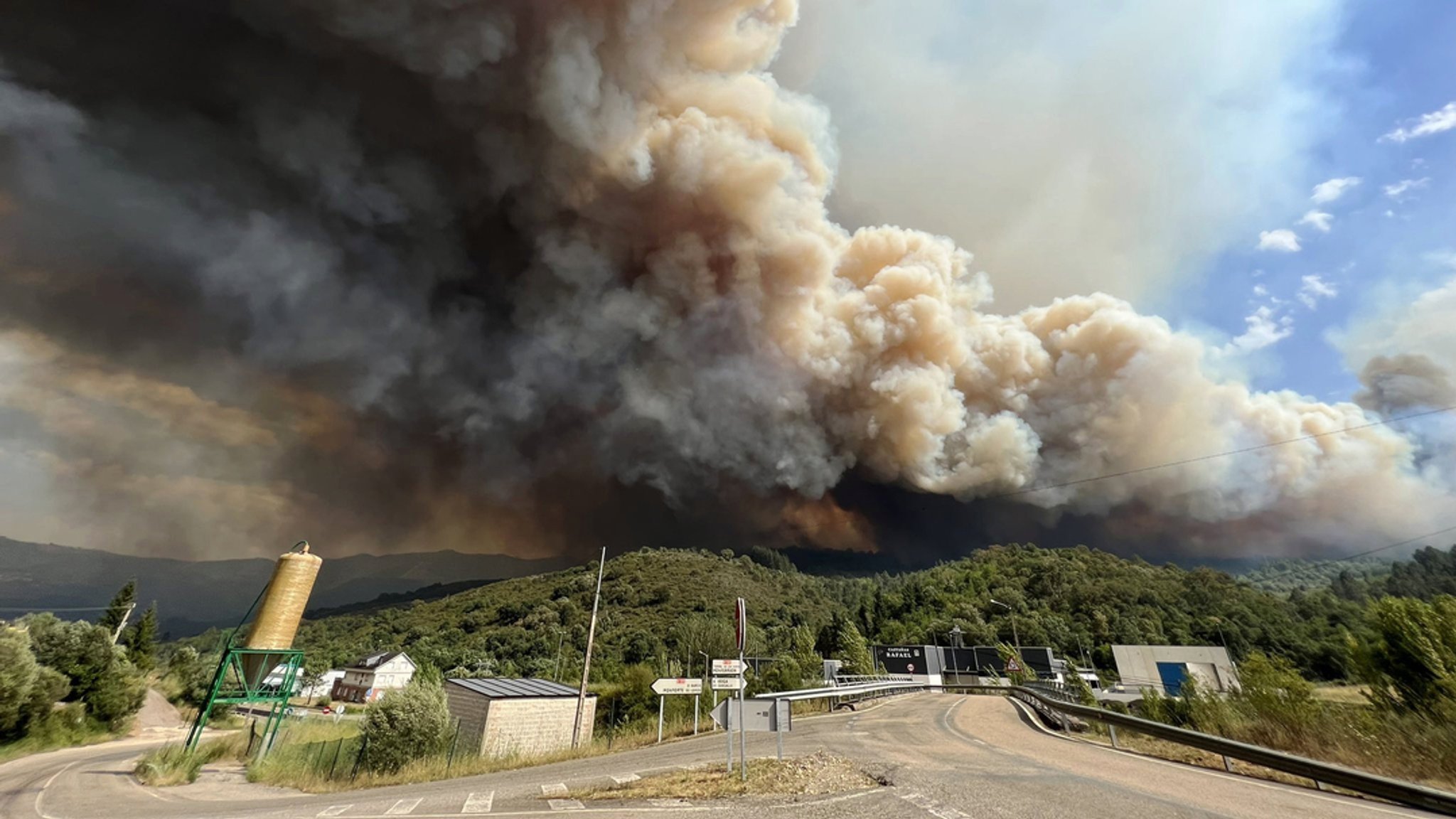 Das Bild zeigt von einem Waldbrand aufsteigenden Rauch in der Region Galicien, Spanien.