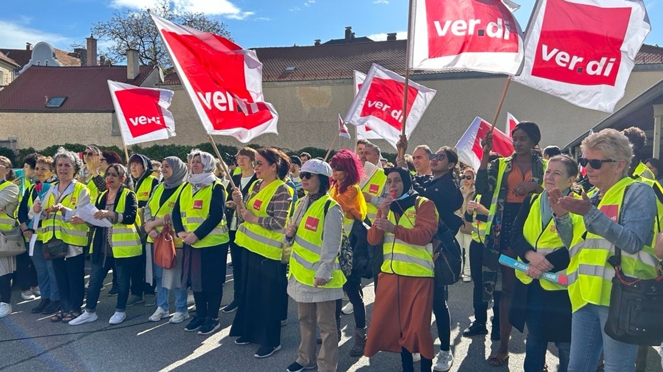 Streikende Beschäftigte der Krankenhaus-Dienstleistungsgesellschaft mbH (KDL) am Uniklinikum Regensburg sammeln sich zur Demo.