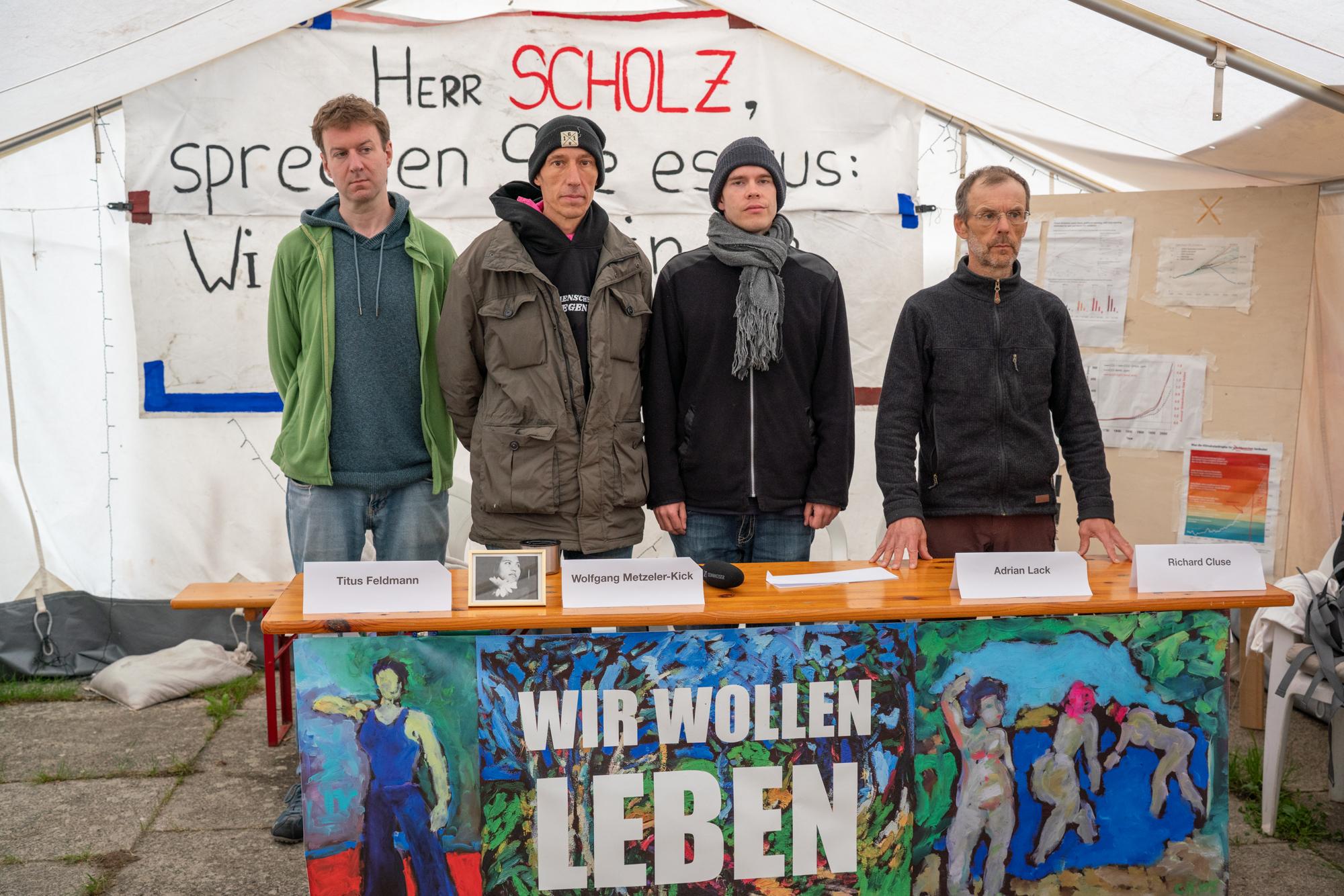 Der aus Regensburg stammende 49-jährige Wolfgang Metzeler-Kick (2.v.l.) ist seit fast drei Monaten im Hungerstreik. 