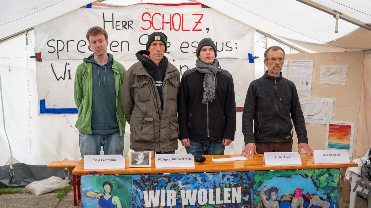 Der aus Regensburg stammende 49-jährige Wolfgang Metzeler-Kick (2.v.l.) ist seit fast drei Monaten im Hungerstreik. 