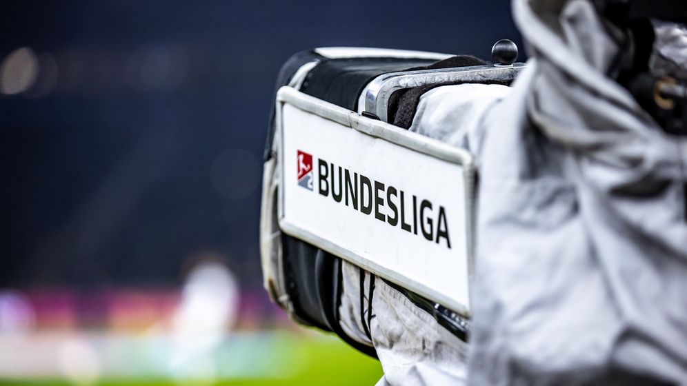 Eine Kamera mit Schriftzug "Bundesliga" ist auf einen Fußball-Platz gerichtet. | Bild:dpa-Bildfunk/Andreas Gora