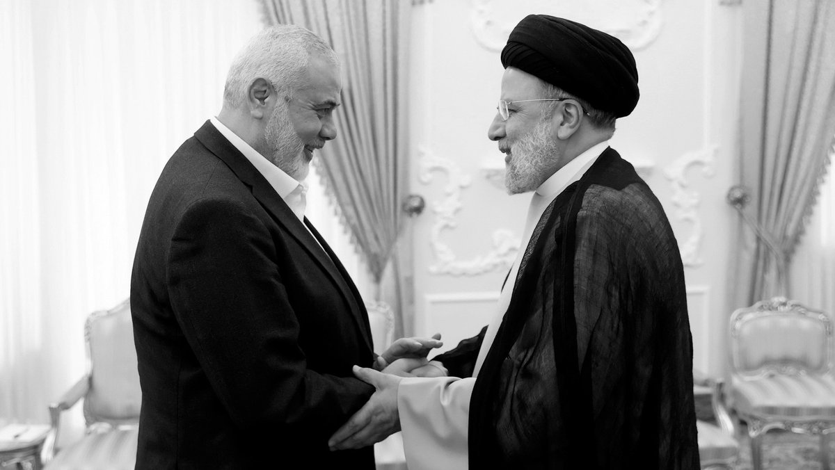 Archiv: Hamas-Chef Ismail Hanija (l), schüttelt dem nun verstorbenen Ebrahim Raisi im Büro des iranischen Präsidenten die Hände.