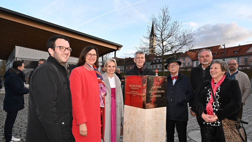 Landtagspräsidentin Ilse Aigner (2.v.l.) enthüllt mit örtlichen Politikern das goldene Gedenkobjekt zu "Orte der Demokratie" in Vilshofen.
