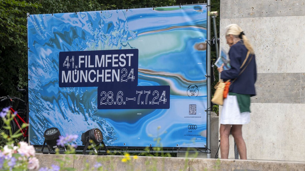 Ein Plakat mit der Aufschrift «41. Filmfest München» steht auf einem Platz in München