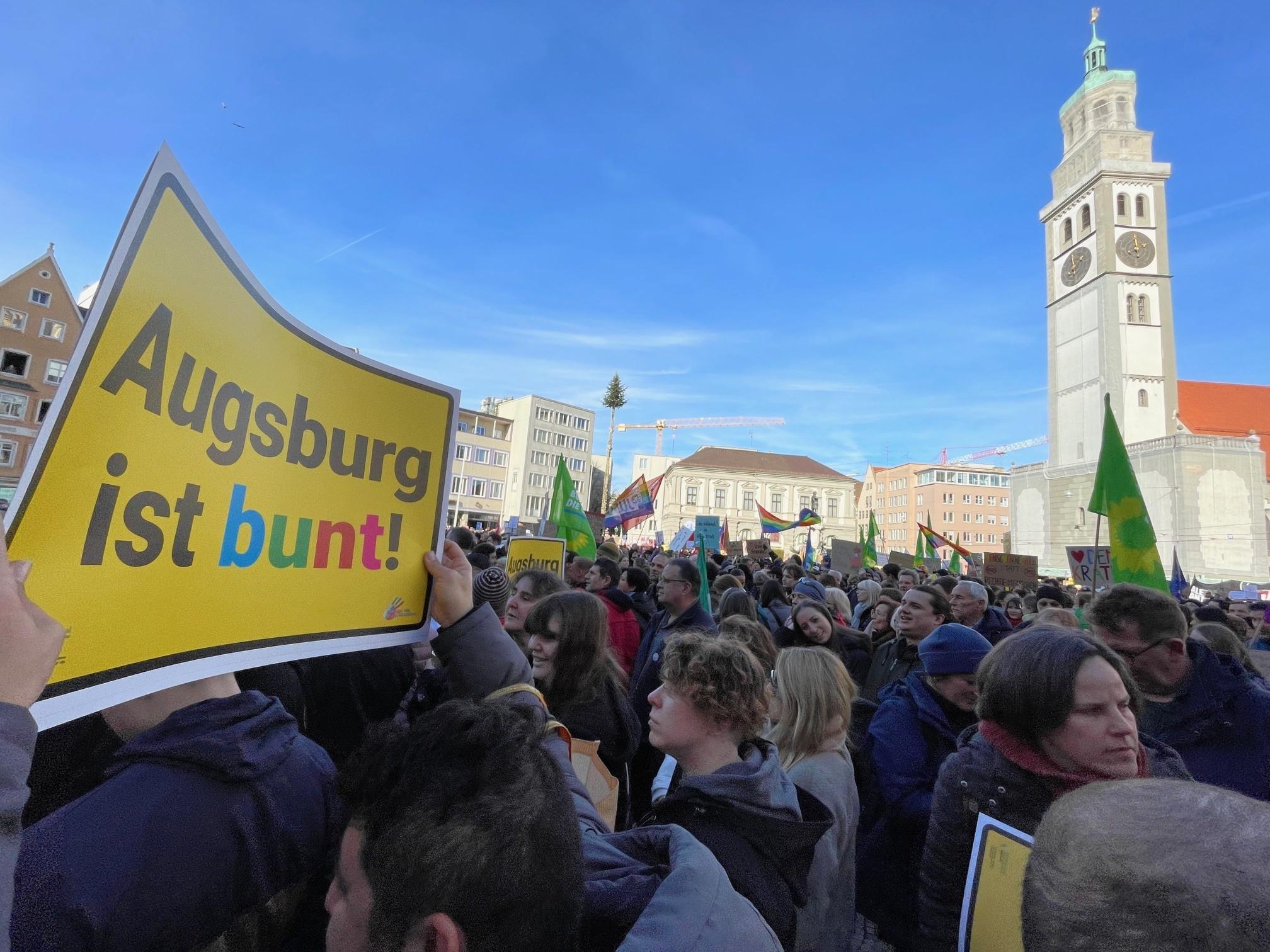 25.000 Menschen sind zur Demo gegen Rechtsextremismus auf dem Augsburger Rathausplatz gekommen. 