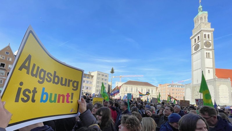 25.000 Menschen sind zur Demo gegen Rechtsextremismus auf dem Augsburger Rathausplatz gekommen. 