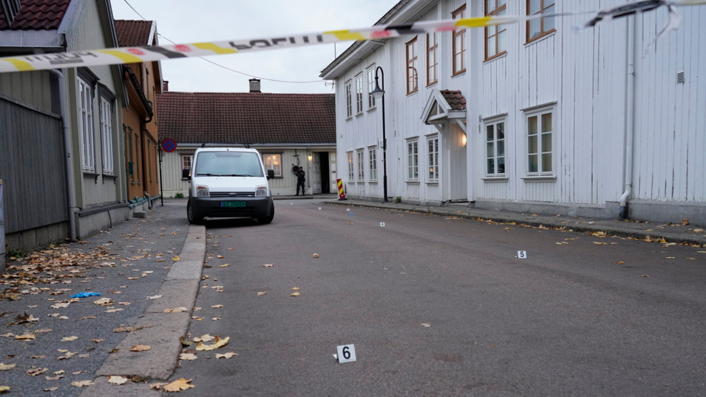 Norwegen, Kongsberg: Schilder der Polizei kennzeichnen Fundstücke während der Ermittlungsarbeiten in der Nähe des Tatorts nach einer Gewalttat mit fünf Toten und zwei Verletzten. 