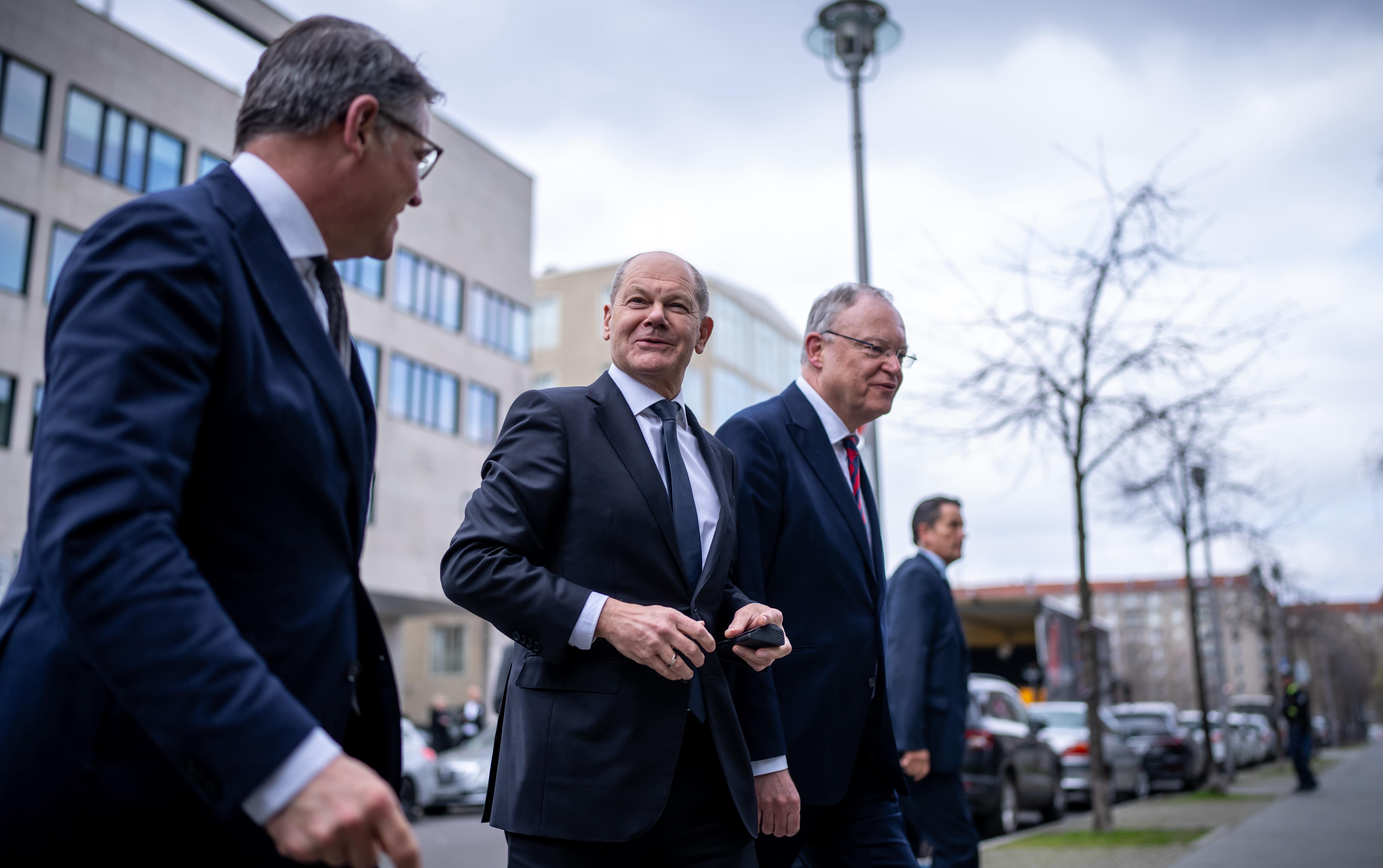 Boris Rhein (CDU, l.), Ministerpräsident von Hessen, mit Kanzler Olaf Scholz (SPD) und Stephan Weil (SPD), Ministerpräsident von Niedersachsen.