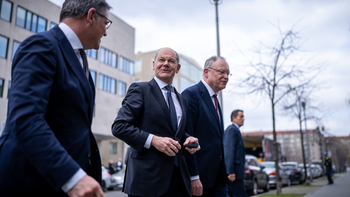 Boris Rhein (CDU, l.), Ministerpräsident von Hessen, mit Kanzler Olaf Scholz (SPD) und Stephan Weil (SPD), Ministerpräsident von Niedersachsen.