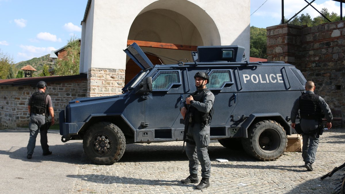 Kosovarische und NATO-Grenztruppen in Zvecan, Kosovo
