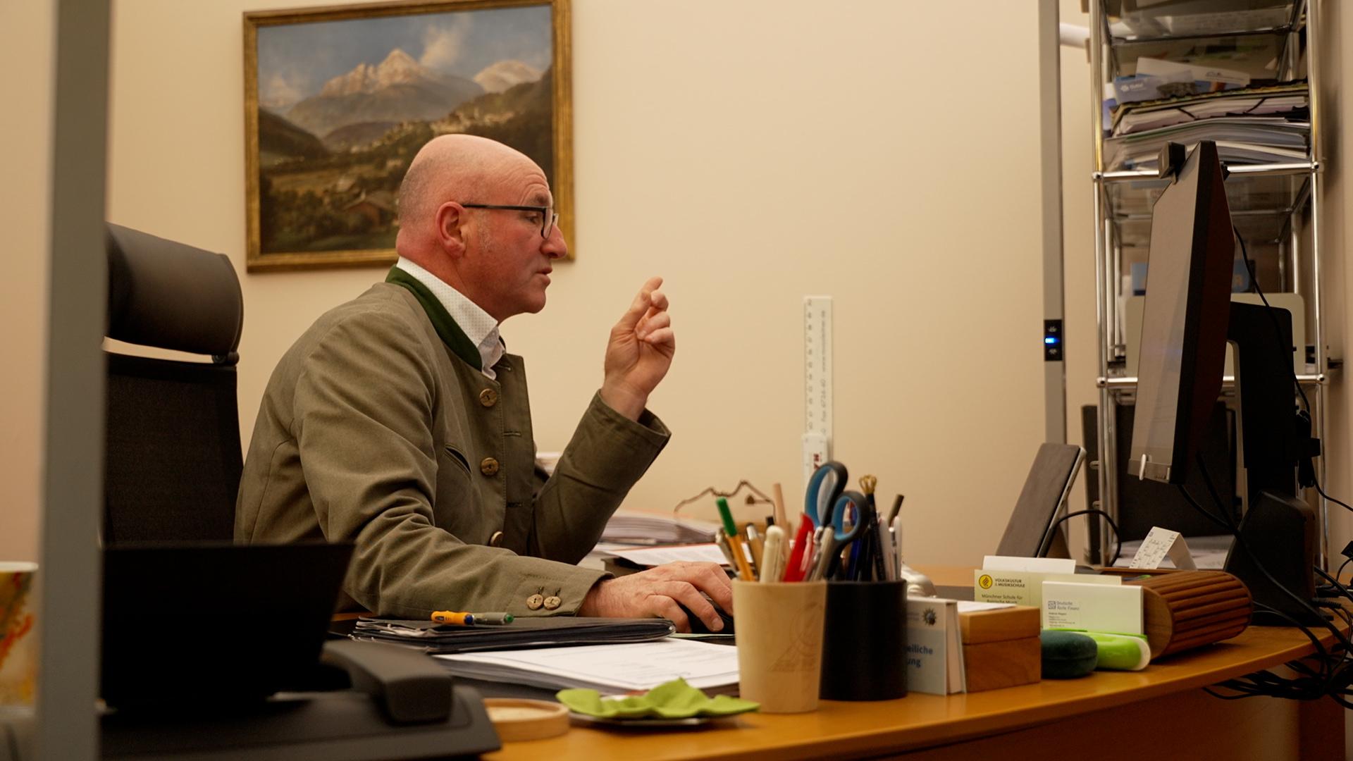 Der scheidende Landrat in seinem Büro in Bad Reichenhall