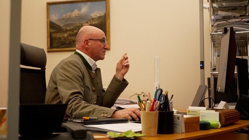 Der scheidende Landrat in seinem Büro in Bad Reichenhall | Bild: BR/Laura Goudkamp Der scheidende Landrat in seinem Büro in Bad Reichenhall
