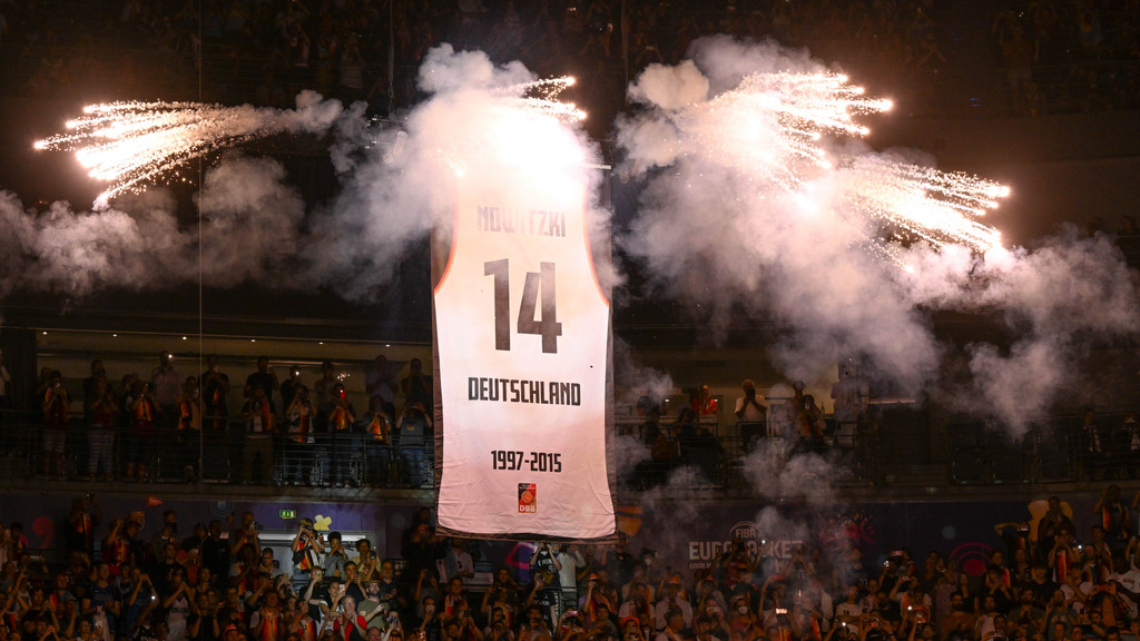 Ein Trikot zu Ehren von Dirk Nowitzki wird mit einem Feuerwerk präsentiert. 