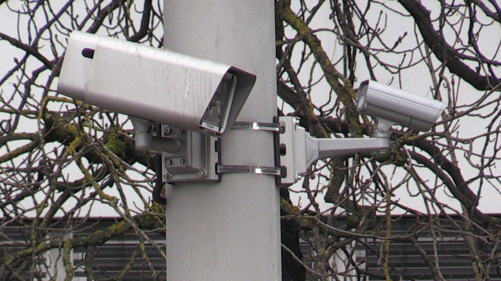 Eine Überwachungskamera an einem Masten auf dem Augsburger Königsplatz.