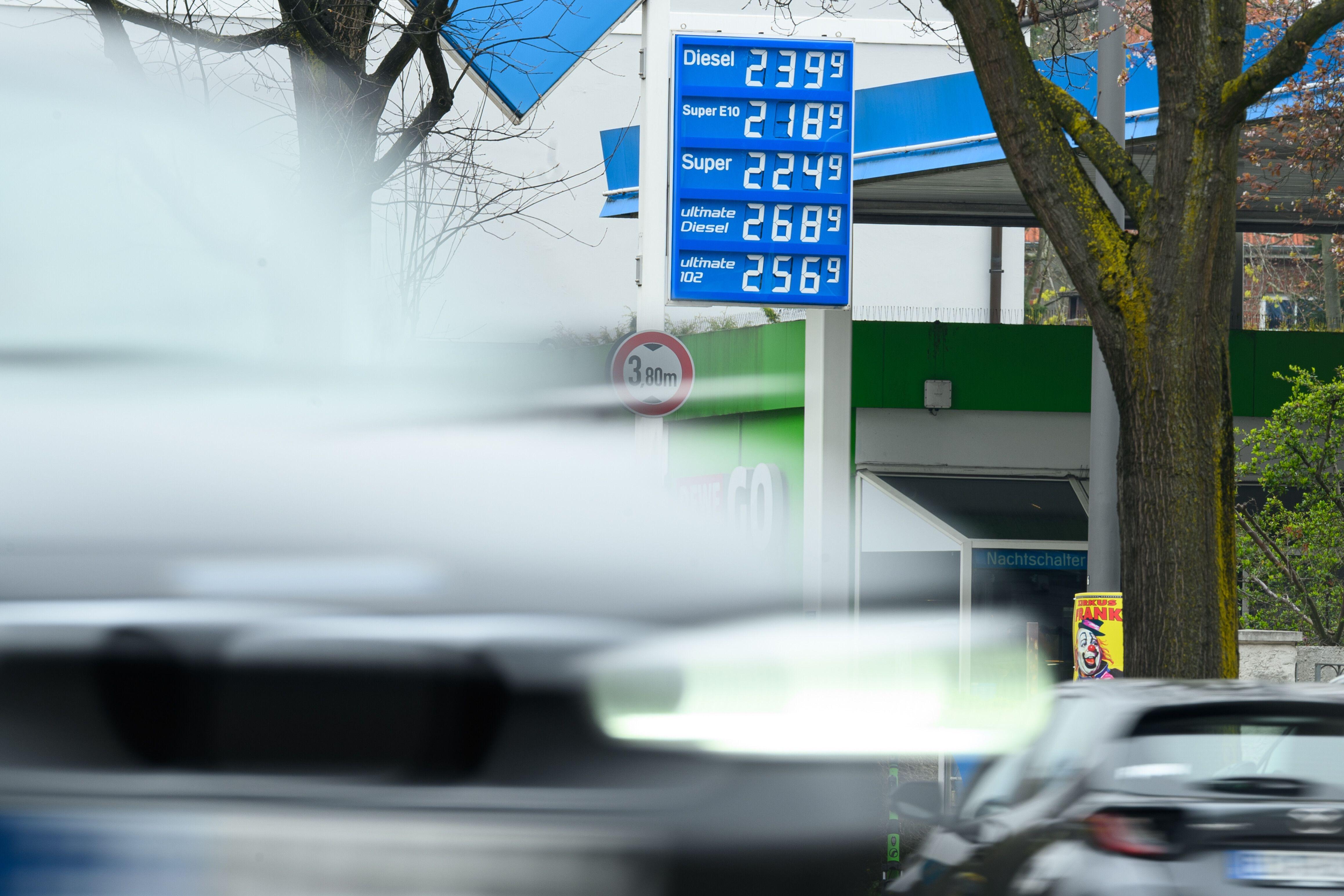Die gestiegenen Spritpreise sind auf der Anzeigetafel einer Tankstelle zu sehen. (Aufnahmedatum 13.04.2026)
