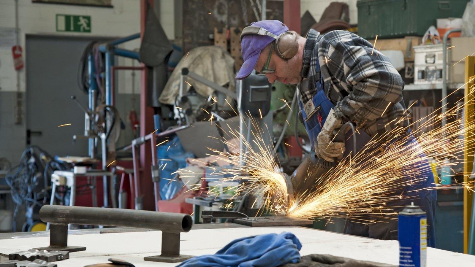Unternehmen in der Metall- und Elektroindustrie beklagen die Störung weltweiter Lieferketten, hohe Energiepreise und gestiegene Arbeitskosten.