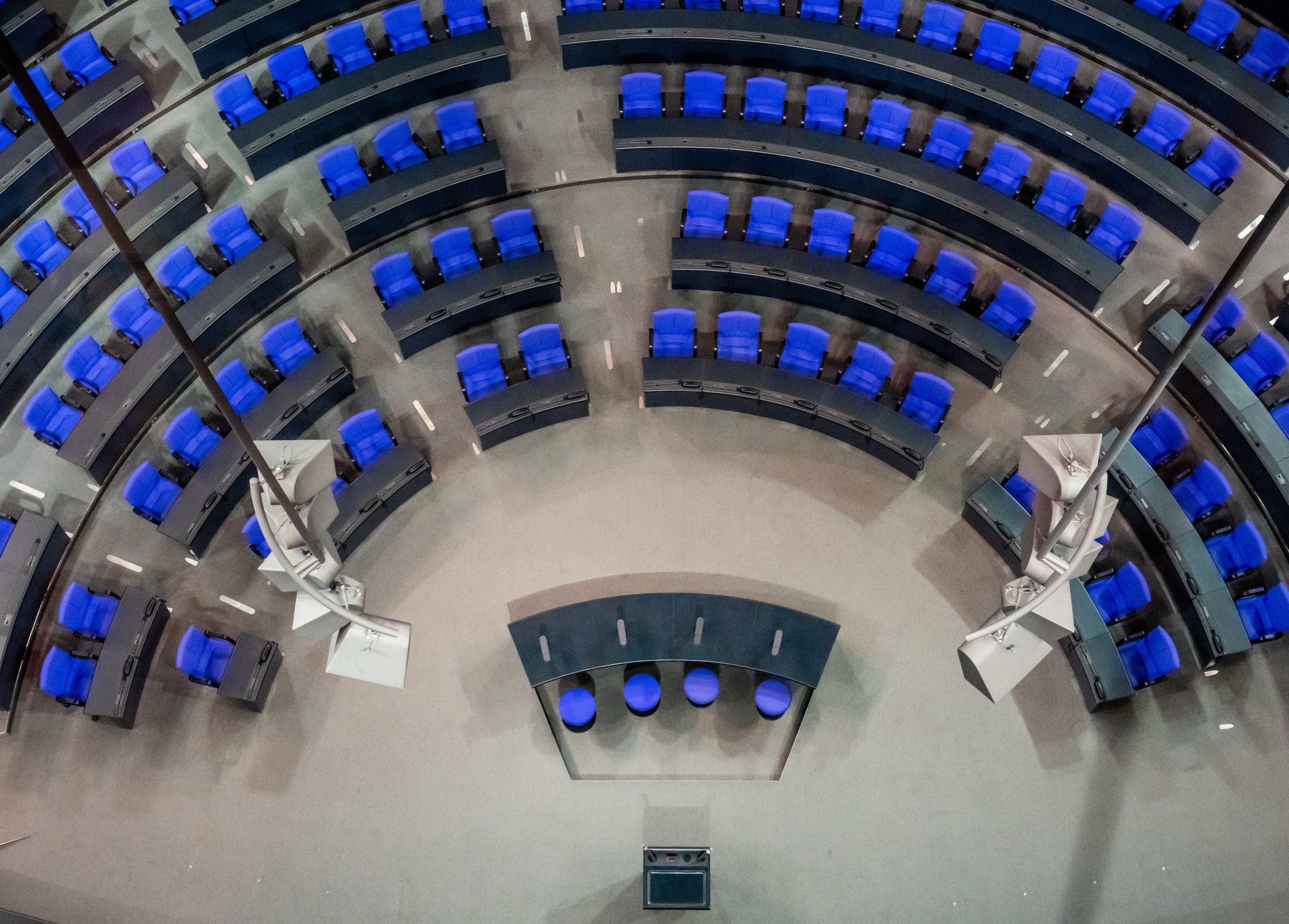 Blick in den umgebauten Plenarsaal des Deutschen Bundestags vor der konstituierenden Sitzung des Bundestags in der 21. Legislaturperiode.