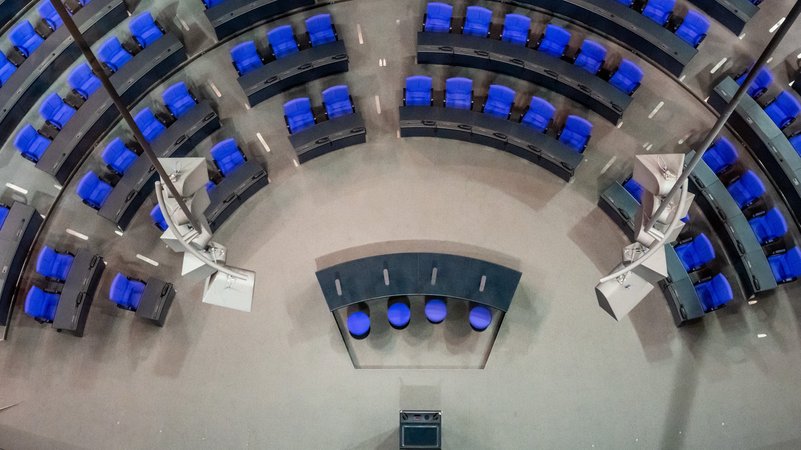 Blick in den umgebauten Plenarsaal des Deutschen Bundestags vor der konstituierenden Sitzung des Bundestags in der 21. Legislaturperiode. | Bild: dpa-Bildfunk/Michael Kappeler Blick in den umgebauten Plenarsaal des Deutschen Bundestags vor der konstituierenden Sitzung des Bundestags in der 21. Legislaturperiode.