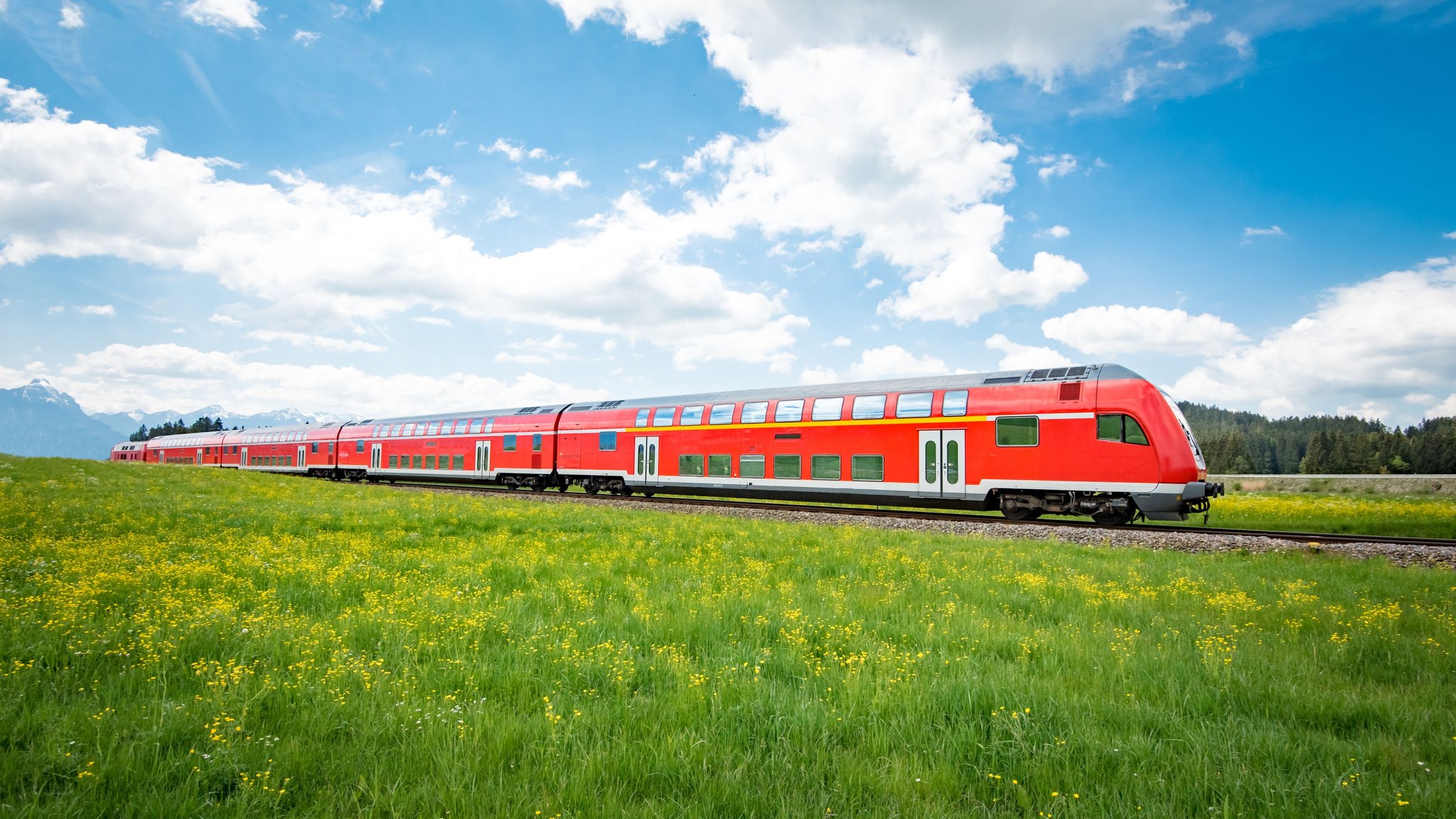 Symbolbild: Regionalzug. | Bild: stock.adobe.com/Countrypixel Symbolbild: Regionalzug.