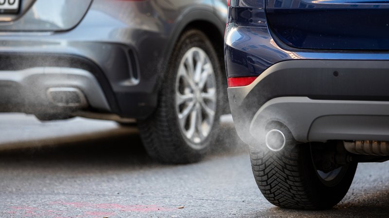 Abgase kommen aus dem Auspuff mehrerer Autos. | Bild: BR/Fabian Stoffers Abgase kommen aus dem Auspuff mehrerer Autos.