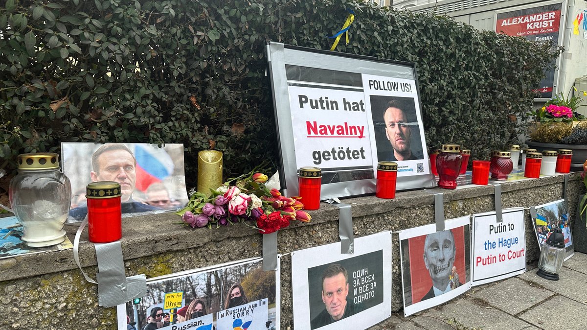 Die Free Russians zeigen ihre Trauer um den gestorbenen Kreml-Kritiker Alexej Nawalny - mit Plakaten, Blumen und Kerzen.