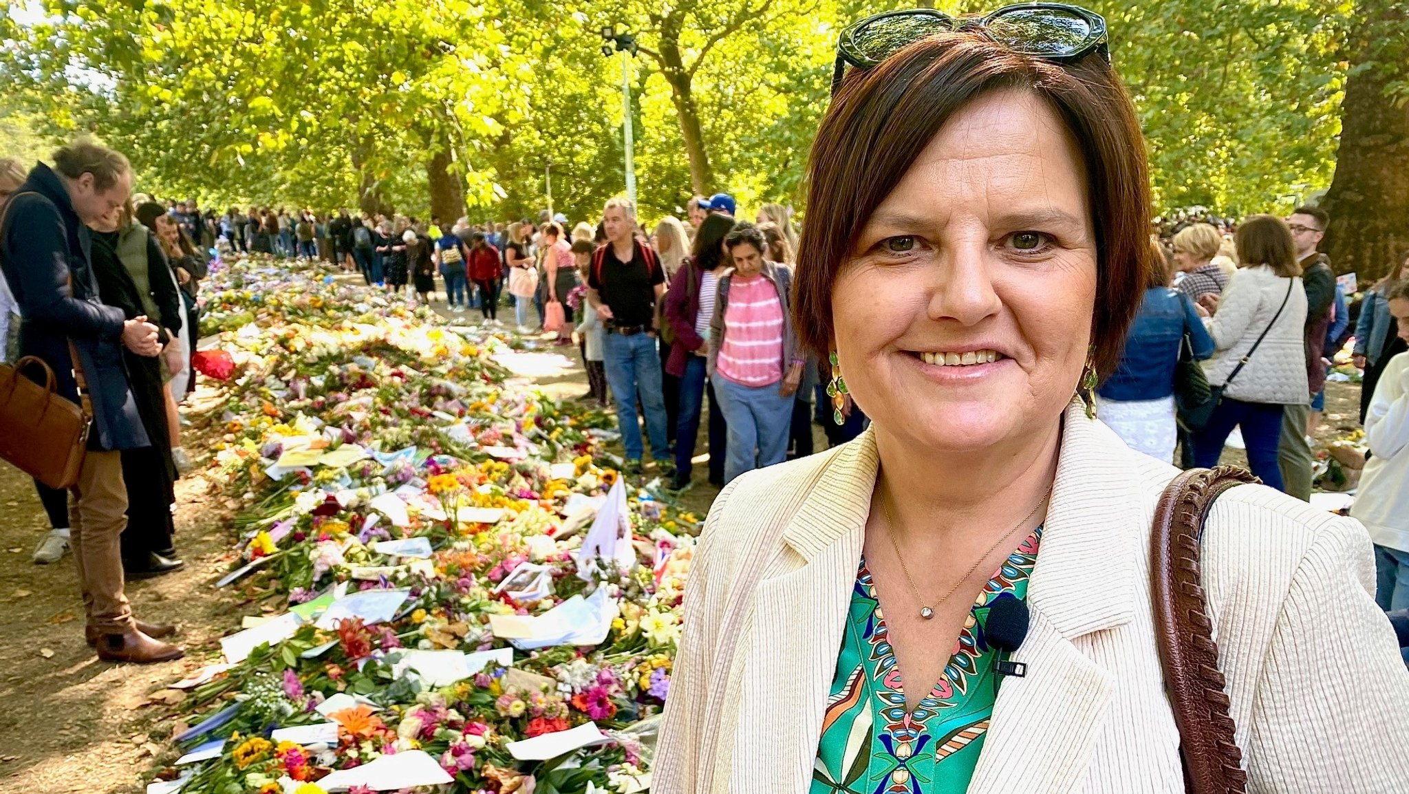 Eine Straubingerin steht in London vor einem Blumenmeer